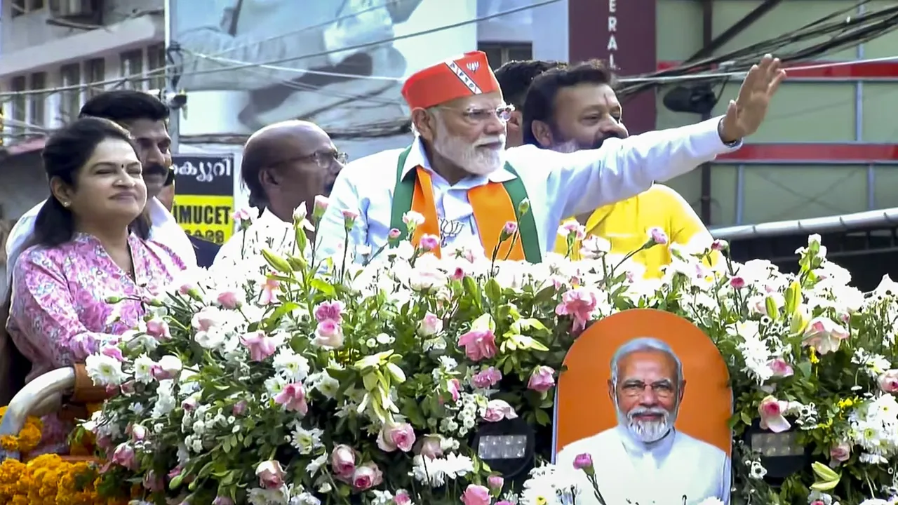 त्रिशूर में पीएम मोदी का मेगा रोड शो :  ओपन जीप में साउथ इंडियन लुक ने खींचा भीड़ का ध्यान