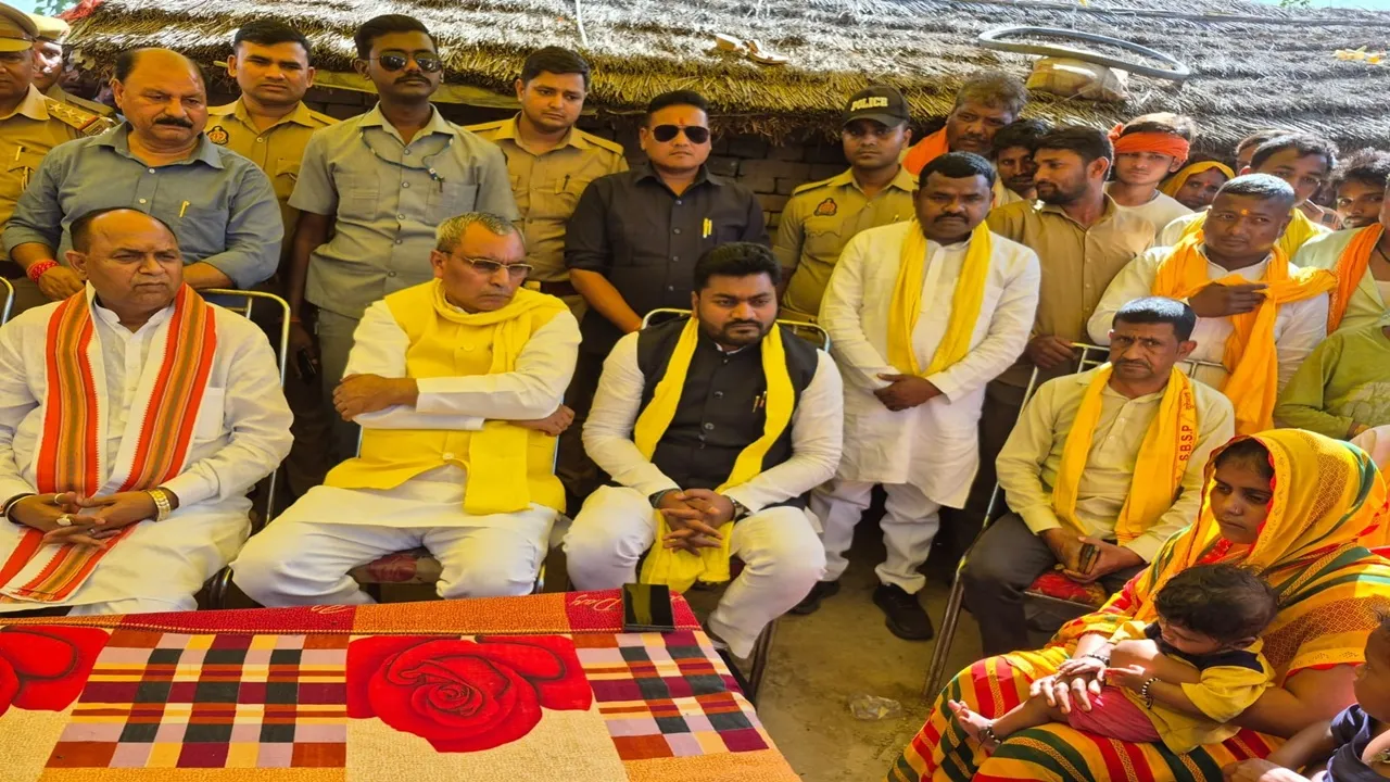 बाराबंकी बब्लू हत्याकांड : पीड़ित परिवार से मिले मंत्री ओपी राजभर, कहा- अपराधियों व उनको संरक्षण देने वालों के खिलाफ होगी कड़ी कार्रवाई