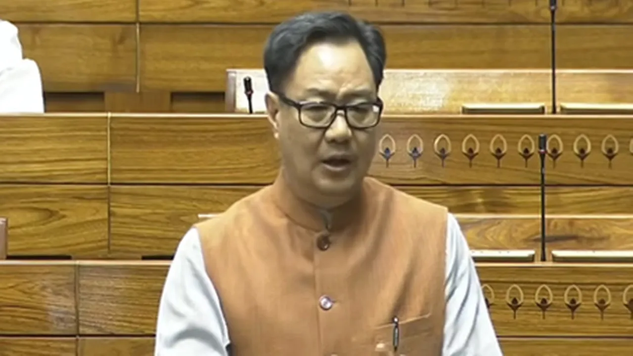 संसद सत्र : लोकसभा में विपक्षी दलों के हंगामे पर भड़के रिजिजू, कहा- जनता इन्हें माफ नहीं करेगी