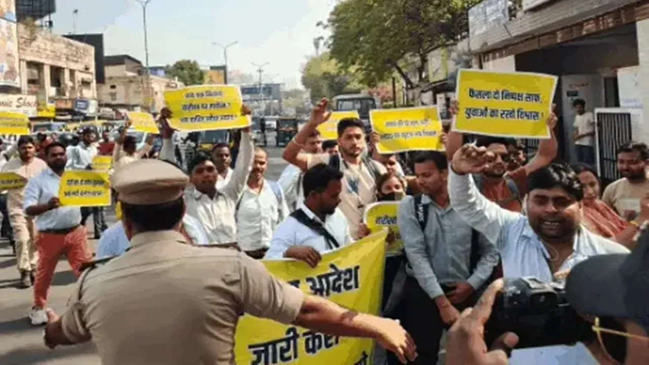 लखनऊ : भर्ती में देरी से नाराज अभ्यर्थियों ने हाथ में कटोरा लेकर किया प्रदर्शन, जीपीओ के पास पुलिस ने रोका 