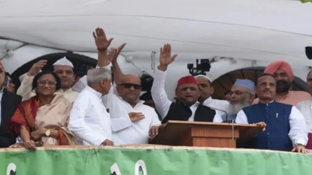 लखनऊ में ईद का जश्न : ऐशबाग ईदगाह पहुंचे अखिलेश यादव व दिनेश शर्मा, नमाजियों को दी  मुबारकबाद