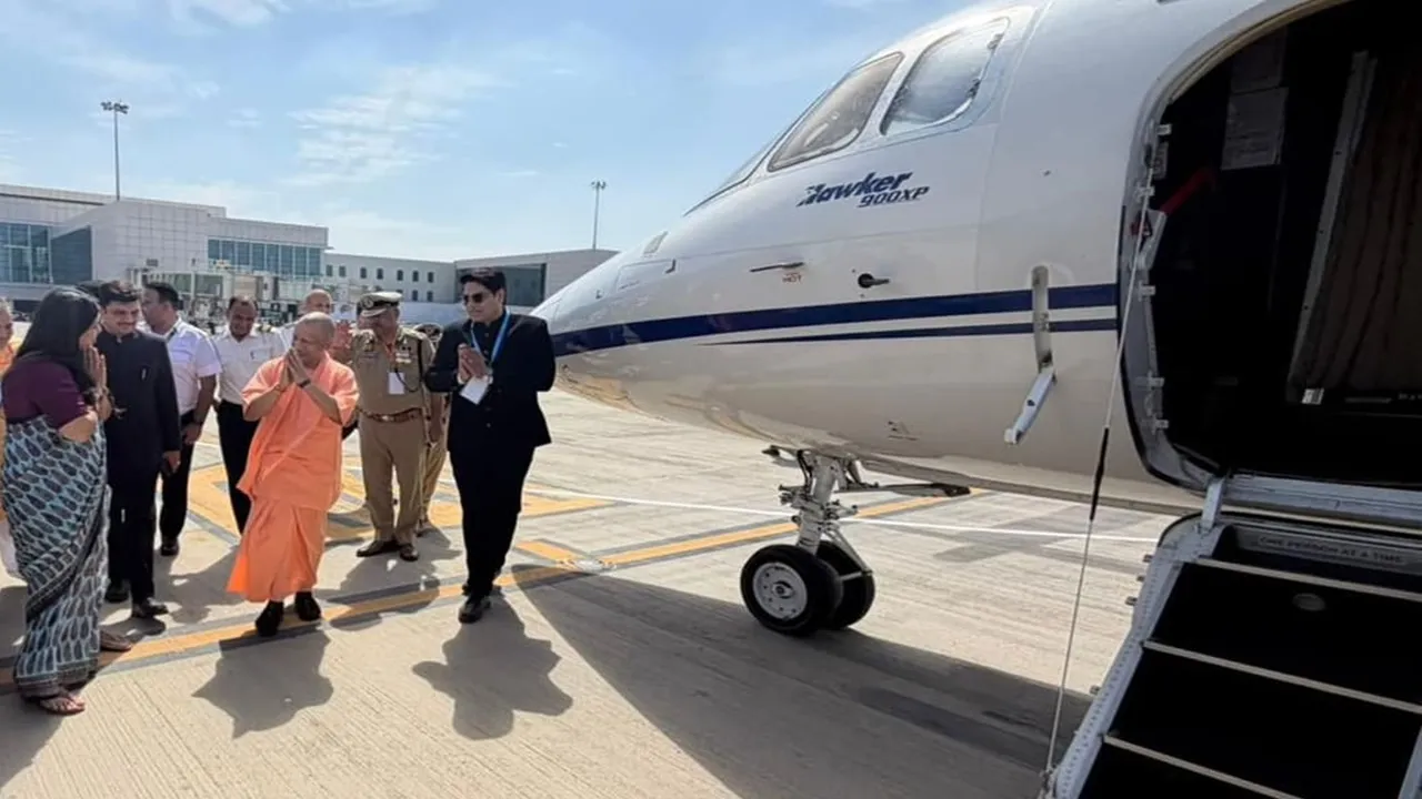 ऐतिहासिक पल : नोएडा इंटरनेशनल एयरपोर्ट से पहली उड़ान, CM योगी और राज्यपाल ने किया लखनऊ का सफर