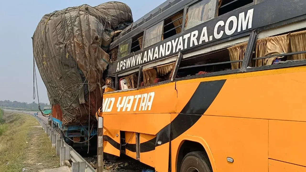 सुलतानपुर : पूर्वांचल एक्सप्रेसवे पर खड़ी ट्रक में घुसी तेज रफ्तार बस, चालक की मौत, दो घायल