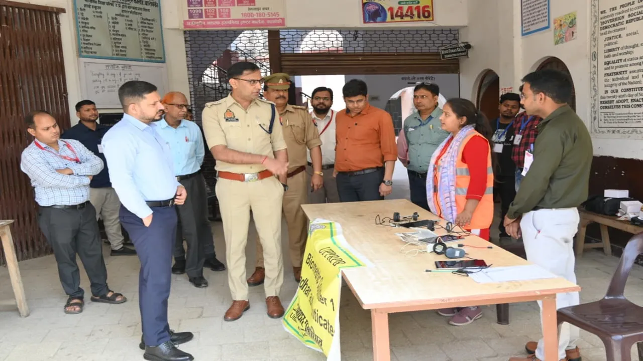 बाराबंकी : शांतिपूर्ण निपटा दरोगा भर्ती परीक्षा का पहला दिन, डीएम-एसपी ने लिया परीक्षा केन्द्रों का जायजा