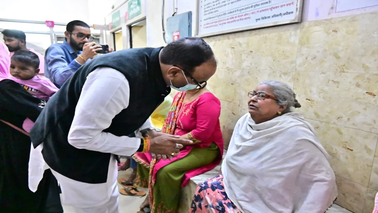 चिनहट सीएचसी का औचक निरीक्षण : परिसर में गंदगी देख भड़के ब्रजेश पाठक, सफाई एजेंसी के खिलाफ सख्त कार्रवाई के दिए निर्देश