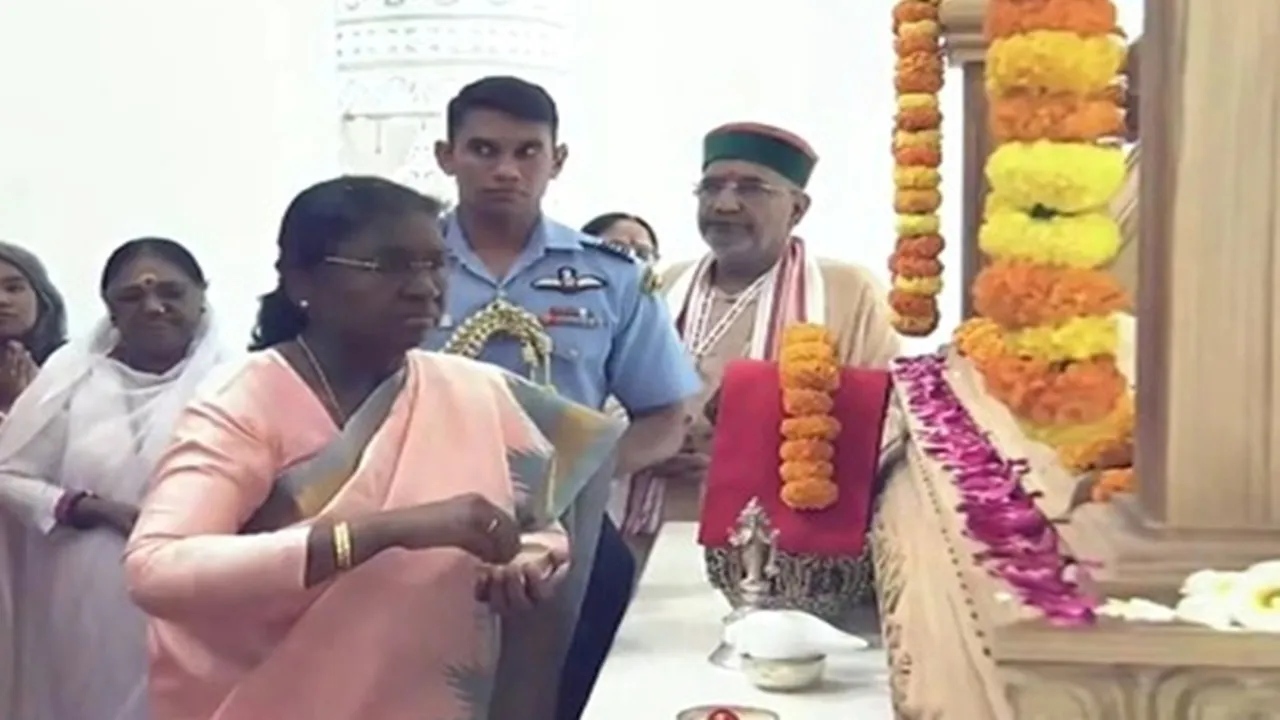 अयोध्या पहुंची राष्ट्रपति द्रौपदी मुर्मू : ‘श्रीराम यंत्र’ स्थापना पूजन में लिया भाग, सीएम योगी भी रहे मौजूद 