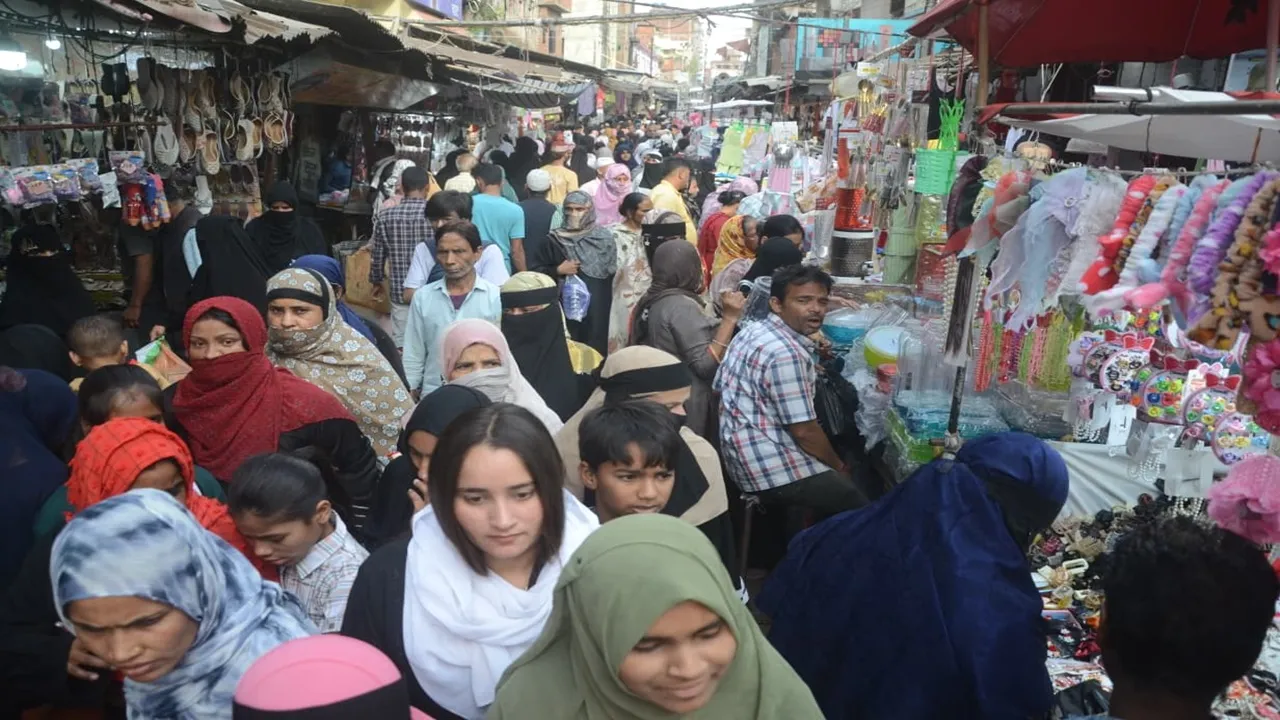 कानपुर : बेकनगंज बाजार में ईद की खरीदारी करने को उमड़ा कई जिलों का हुजूम