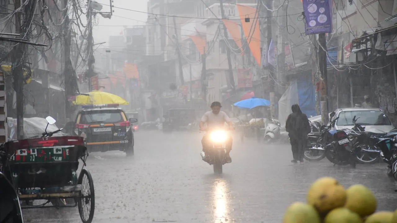 बाराबंकी : बेमौसम बारिश संग गिरे ओले, फसलों को नुकसान  