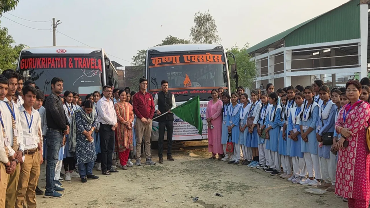 बाराबंकी : हवाई जहाज से एक्सपोजर विजिट पर रवाना हुए मेधावी छात्र, पंजाब-हरियाणा-चंडीगढ़ में करेंगे शैक्षिक भ्रमण