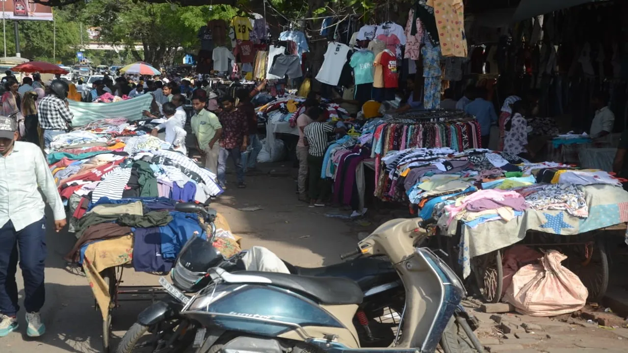 कानपुर में अतिक्रमण अभियान चलता है, लेकिन असर नजर नहीं आता, सड़कों पर अवैध कब्जा बरकरार