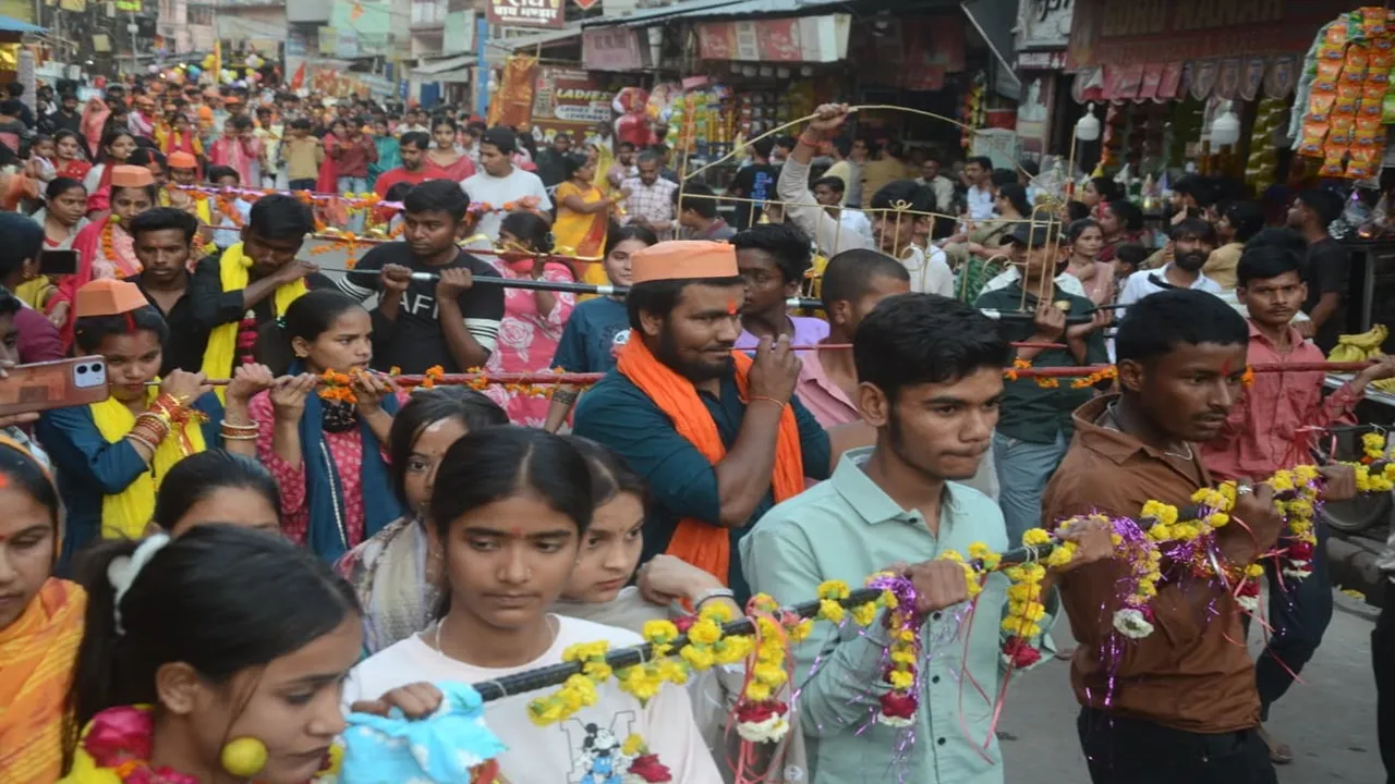 कानपुर में महाअष्टमी पर मां महागौरी की हुई विशेष पूजा, मंदिरों में उमड़ी भीड़, भजन-कीर्तन से गूंजा वातावरण