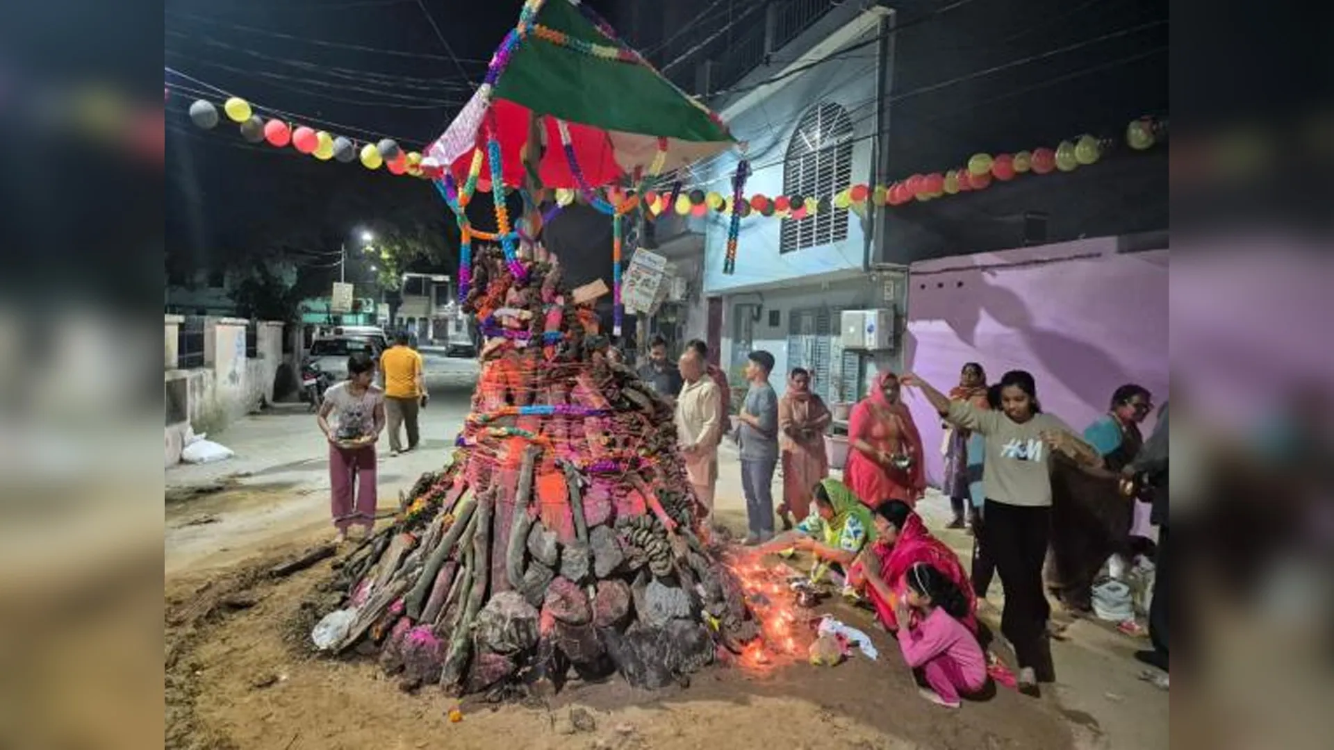 Amroha :  विधि विधान से किया होलिका का पूजन, देर रात कई स्थानों पर किया गया होलिका दहन