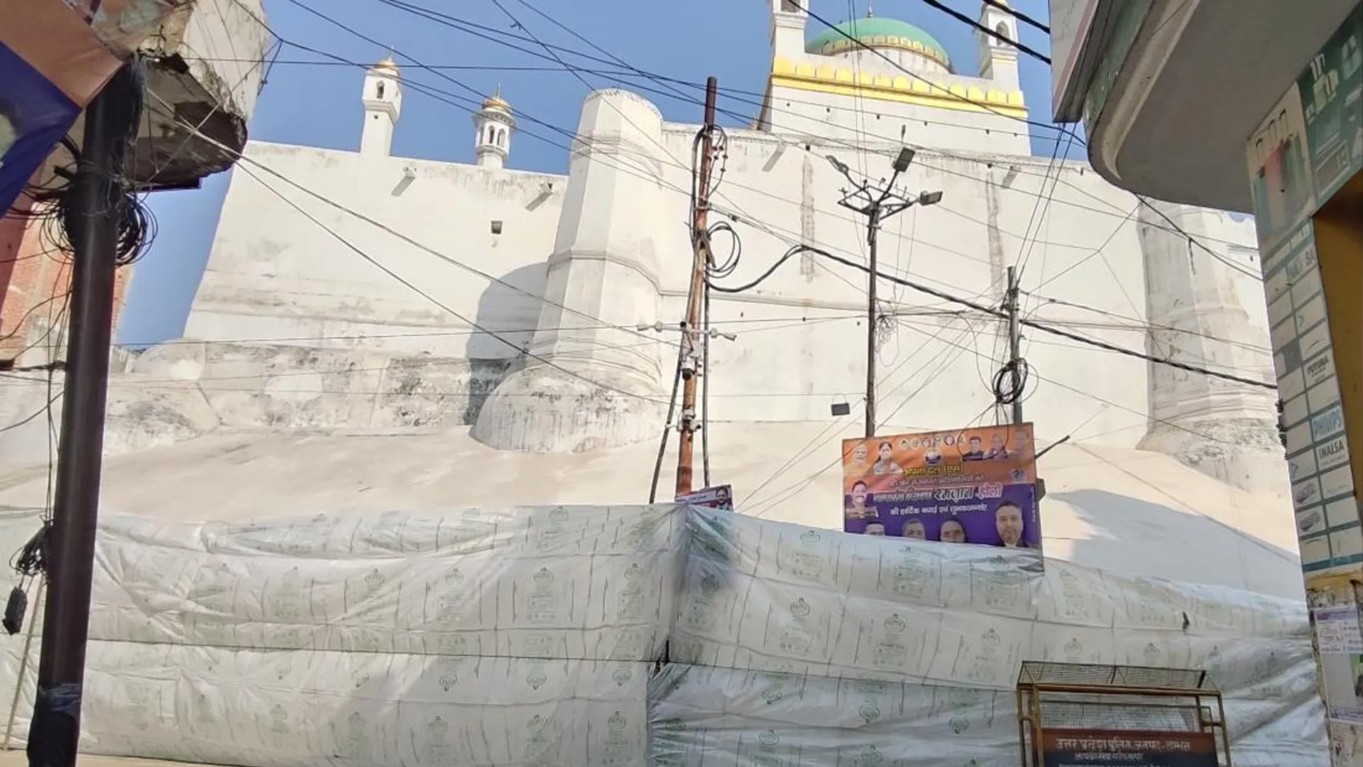 Sambhal :  रंग से बचाने को जुलूस मार्ग की मस्जिदें तिरपाल से ढकीं