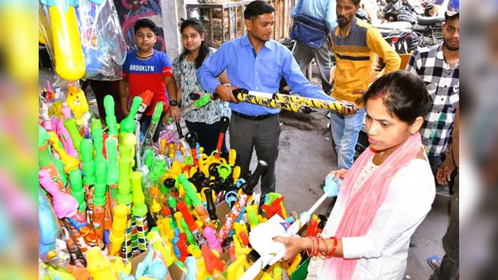 Moradabaad :  होली के लिए खरीदारी को बाजारों में उमड़े ग्राहक