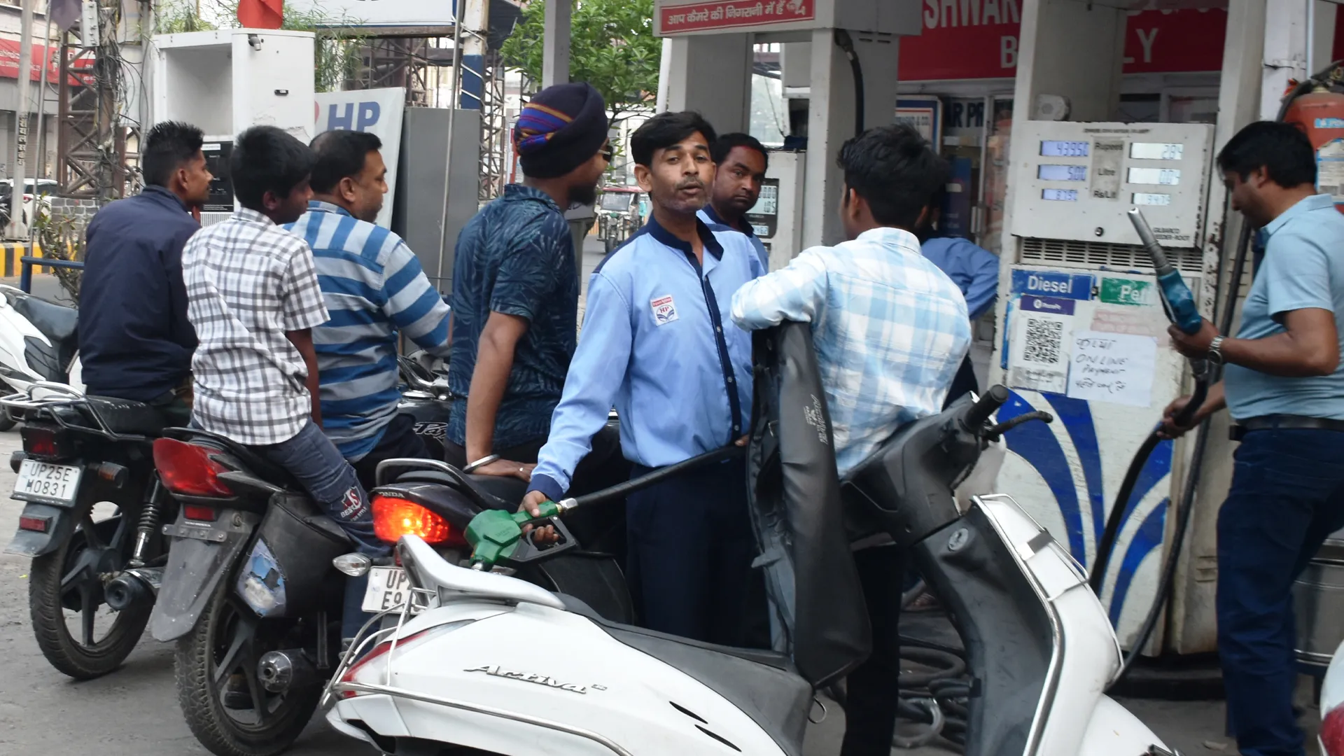 Bareilly : तेल संकट की आशंका में पेट्रोल पंपों पर लगने लगीं कतारें