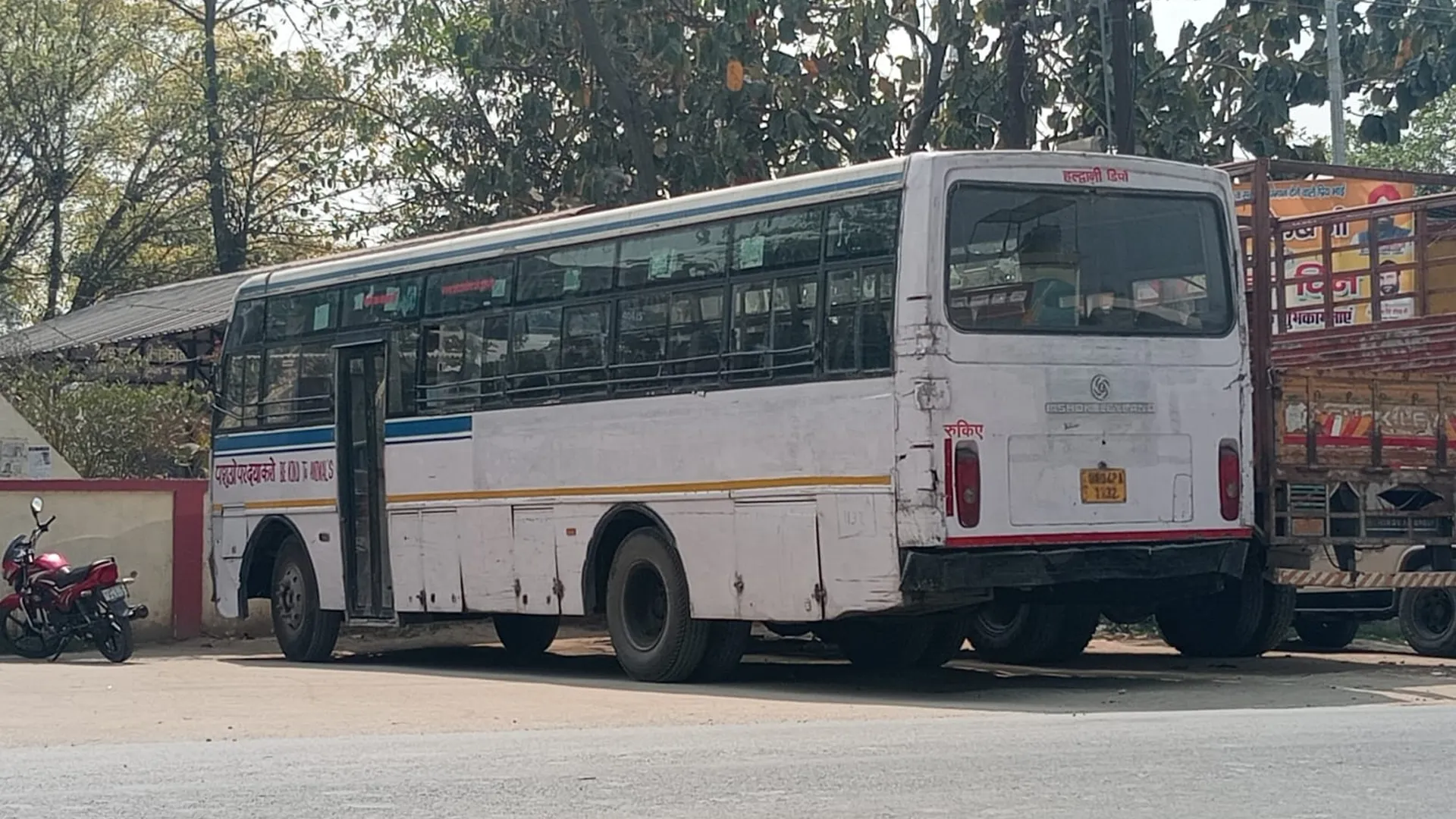 Rampur : रोडवेज बस की टक्कर से बाइक सवार की मौत, बेटा घायल 