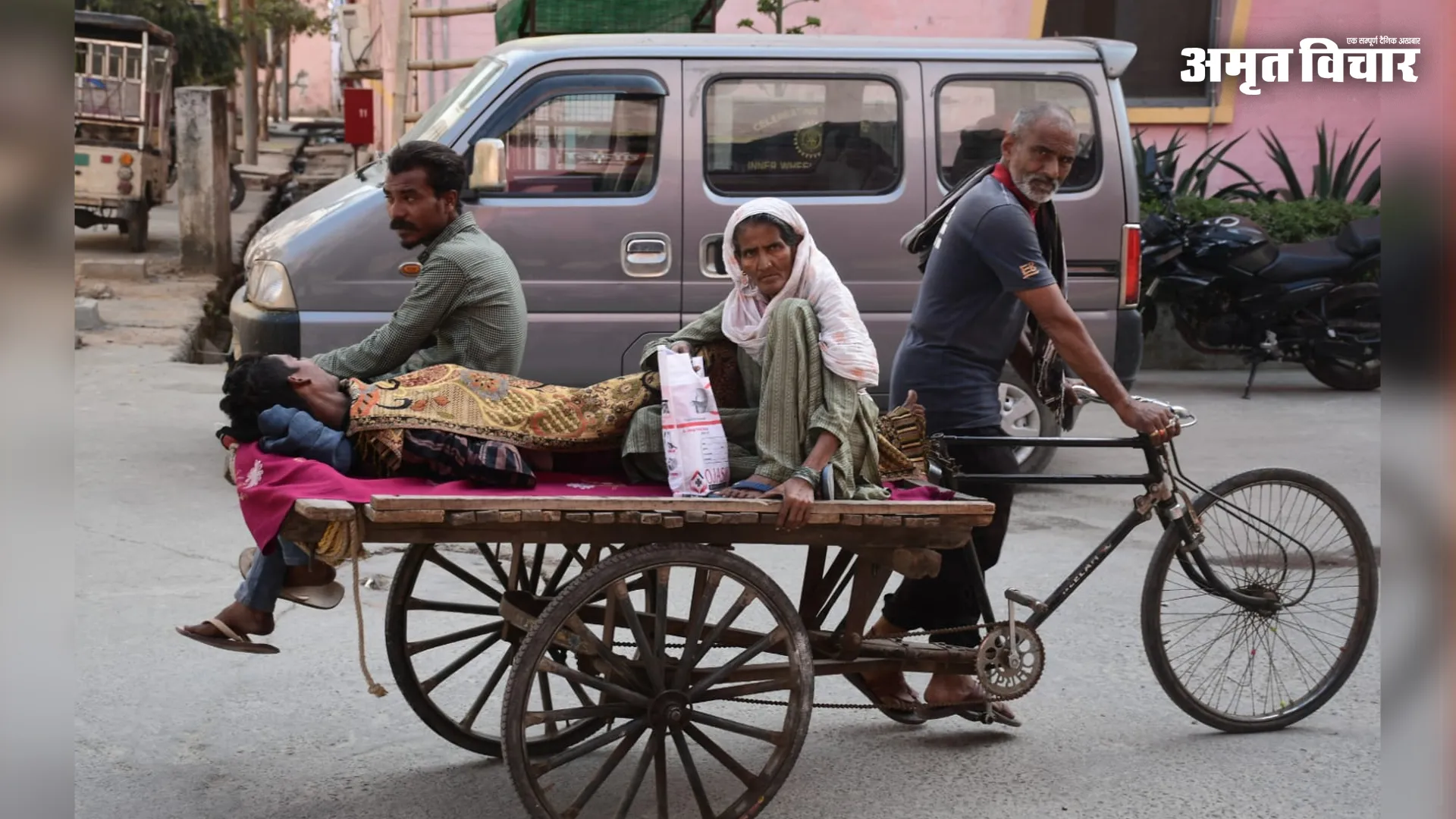 Bareilly : 108 एंबुलेंस नहीं आई, ठेले से जिला अस्पताल पहुंचा मरीज