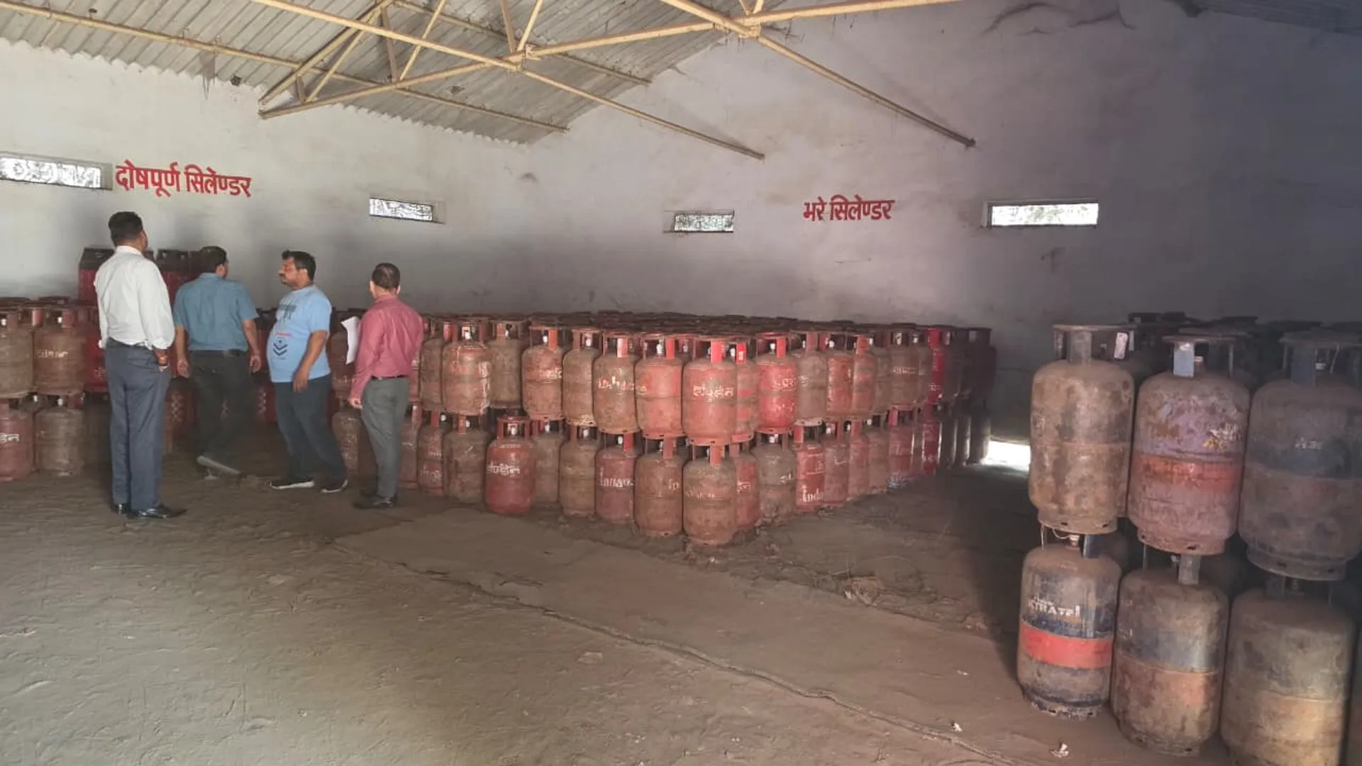 गैस संकट:  23 हजार सिलेंडरों की मांग एक दिन में 64 हजार पार