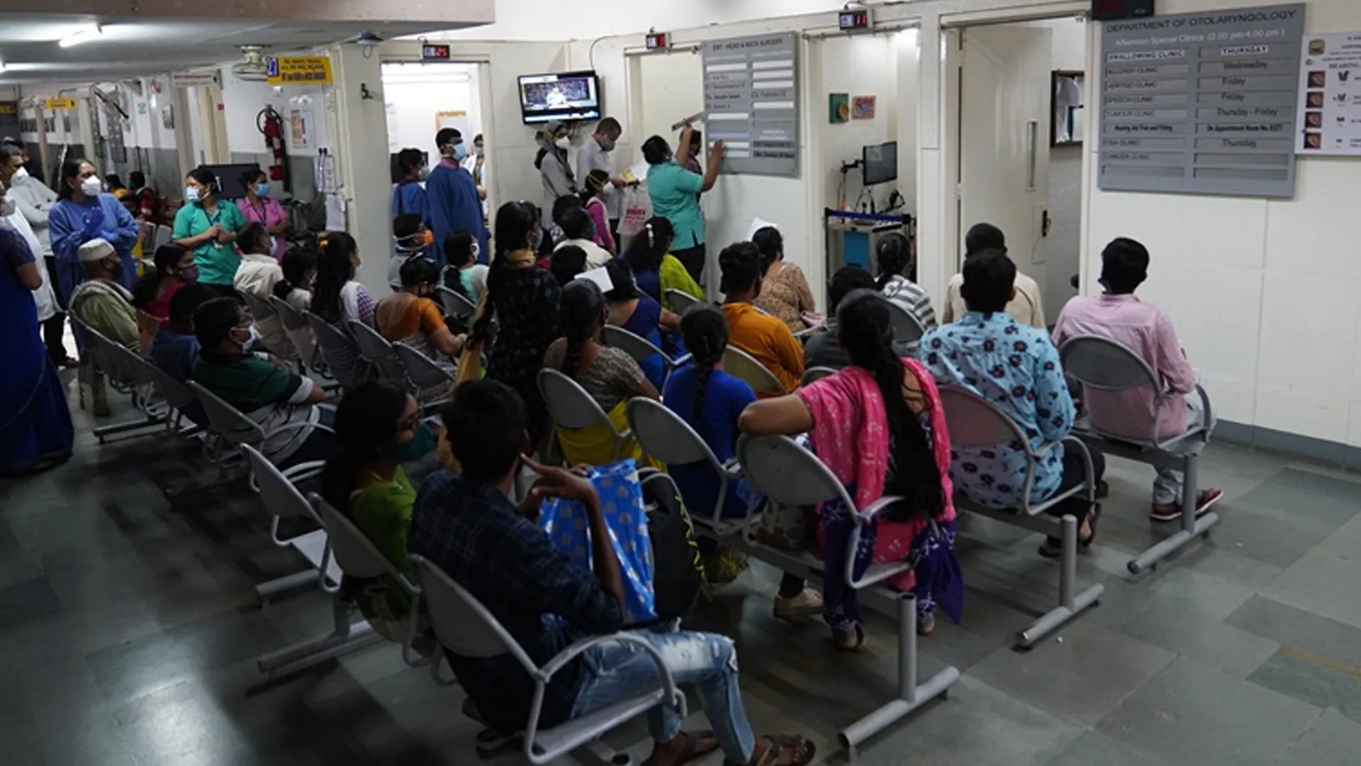 Moradabaad : सुबह-शाम की ठंडक और दिन की गर्मी से बिगड़ रही सेहत, अस्पतालों में बढ़े मरीज