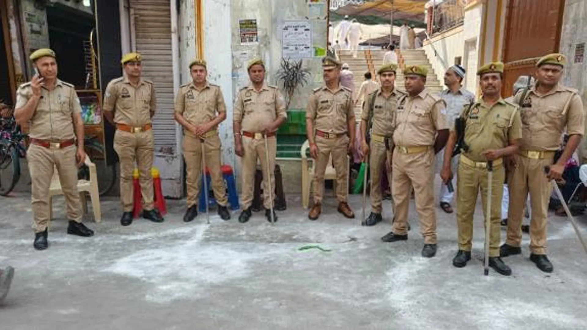 Rampur : कड़ी सुरक्षा में अदा की जुमे की नमाज, रास्तों पर पुलिस ने लगा दी बेरिकेडिंग