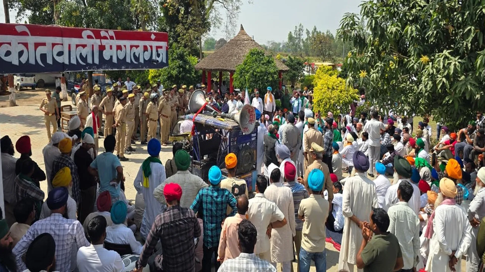 लखीमपुर खीरी : महिला की पिटाई के विरोध में थाने पर प्रदर्शन, चौकी इंचार्ज निलंबित