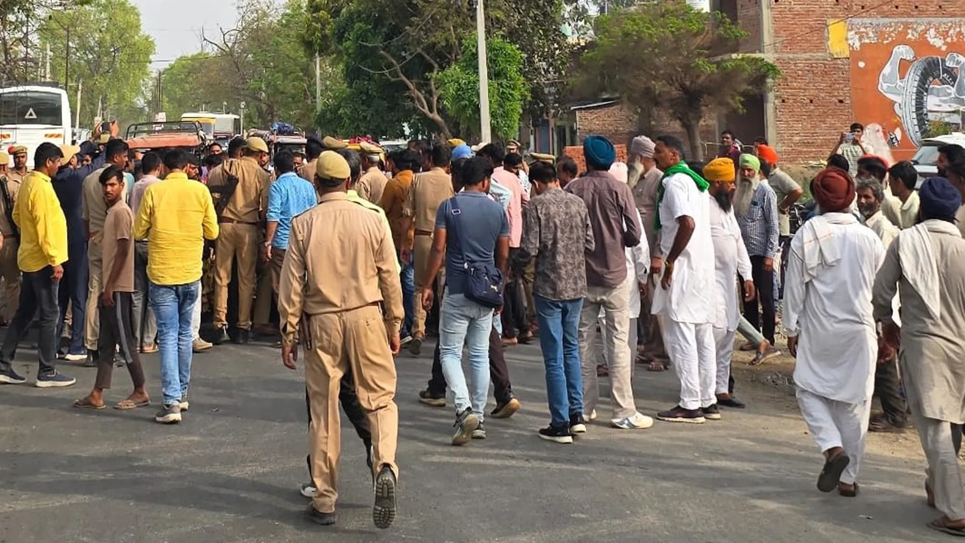 लखीमपुर खीरी : अनियंत्रित डीसीएम की टक्कर से महिला की मौत, हाईवे किया जाम