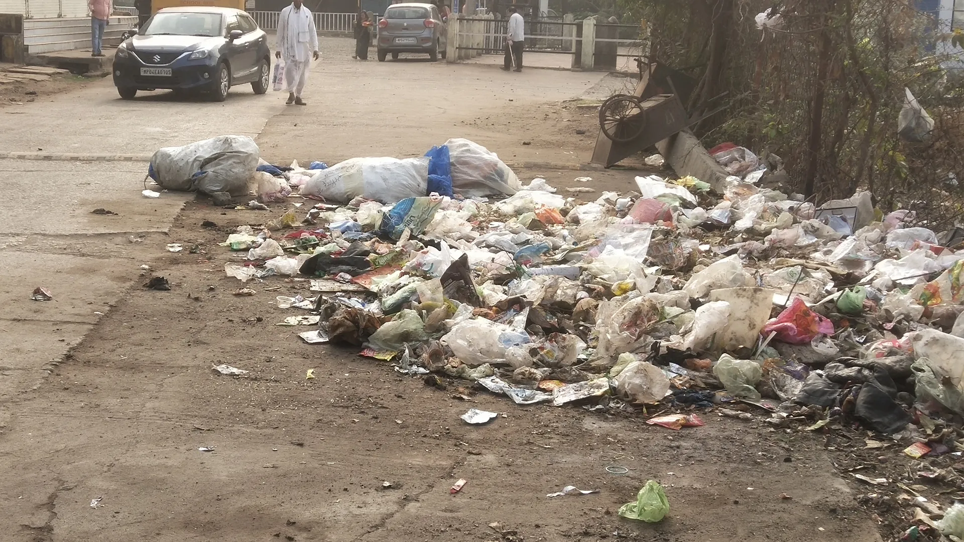 Bareilly : शहर में फैला कूड़ा, दफ्तर में बाबूगिरी कर रहे सफाई कर्मी