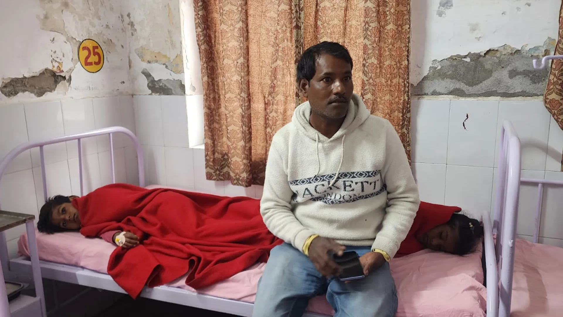 बरेली : कुट्टू के आटे की कचौड़ी खाने से परिवार बीमार, दुकान सील