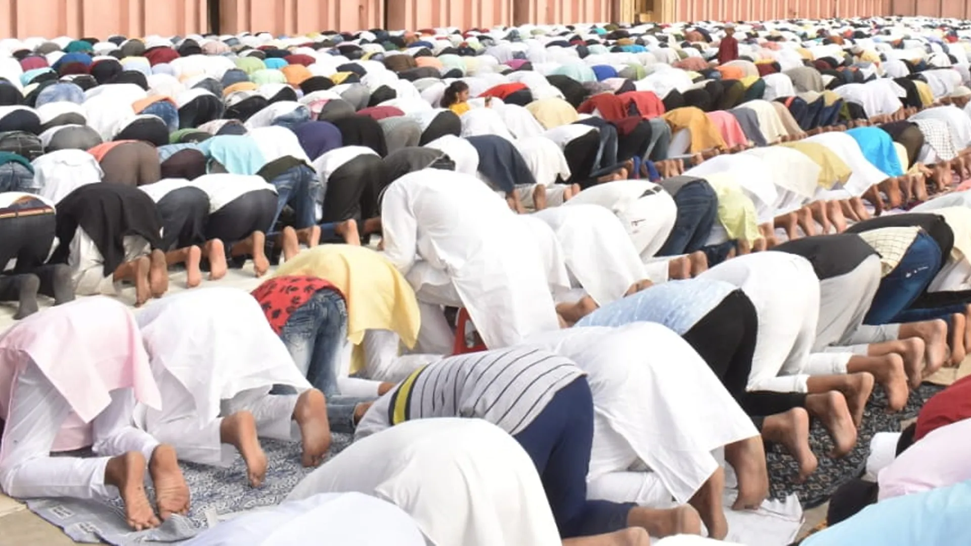 Rampur : जिले भर में मुल्क- कौम की तरक्की की दुआ में उठे लाखों हाथ