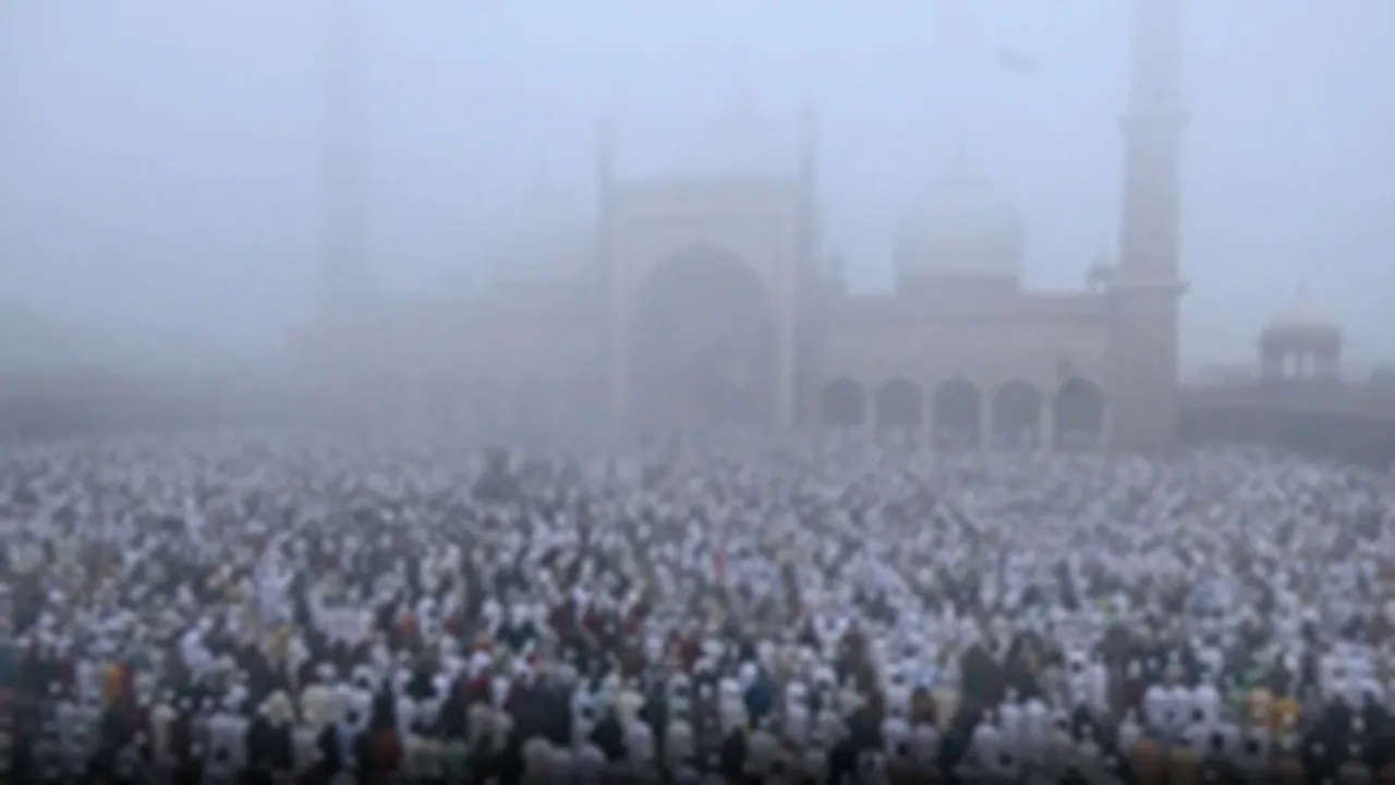 दिल्ली में धूमधाम से मनी ईद : जामा मस्जिद में लोगों ने अदा की नमाज, देश में अमन और भाईचारे की मांगी दुआ