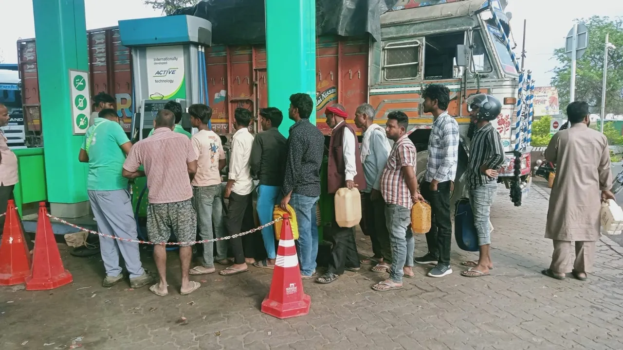 बाराबंकी : ईंधन की किल्लत नहीं, फिर भी लगी है लंबी कतार, अफवाहों ने बढ़ाई भीड़