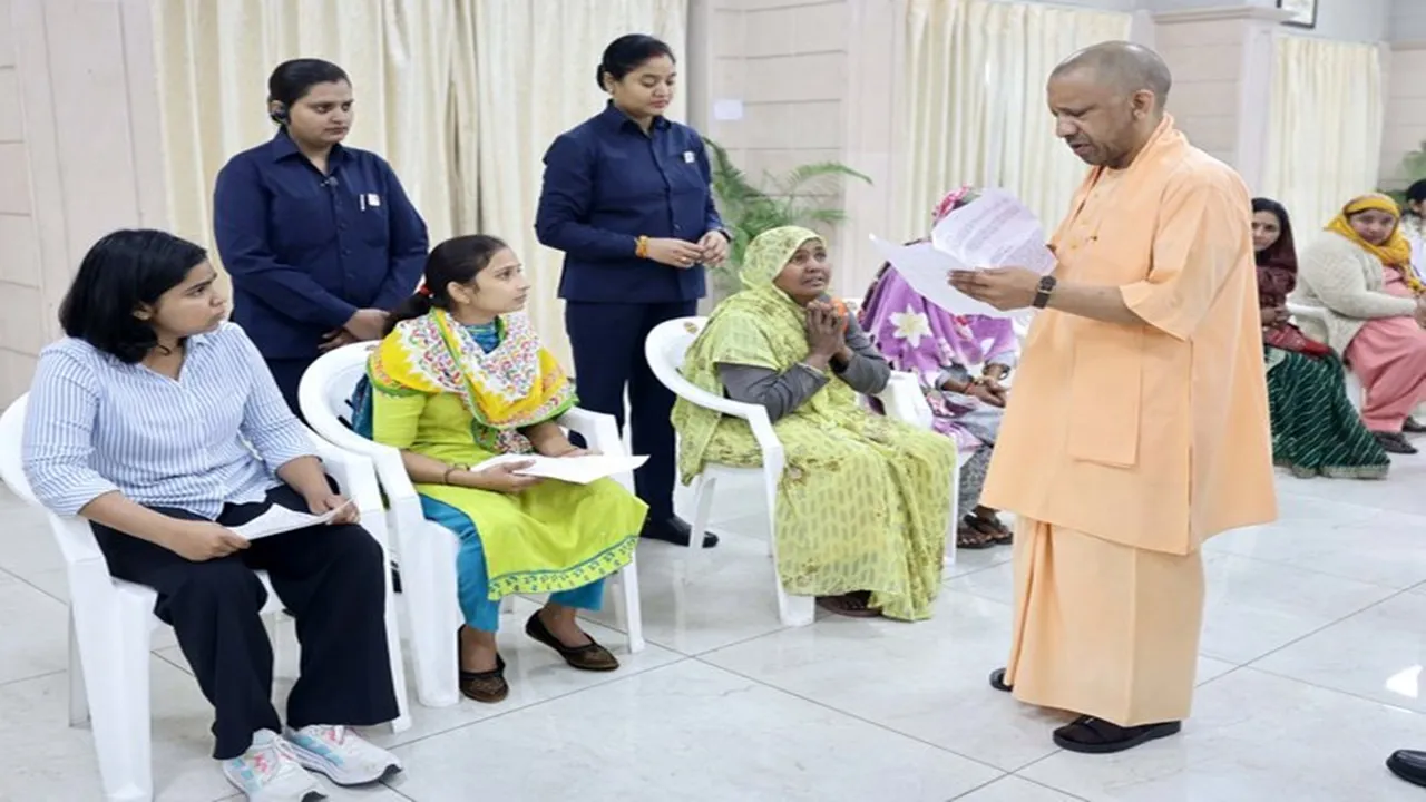 'जनता दर्शन' में आए सैनिकों से बोले सीएम योगी- सैनिक करें देश की सेवा, परिवार की जिम्मेदारी सरकार की