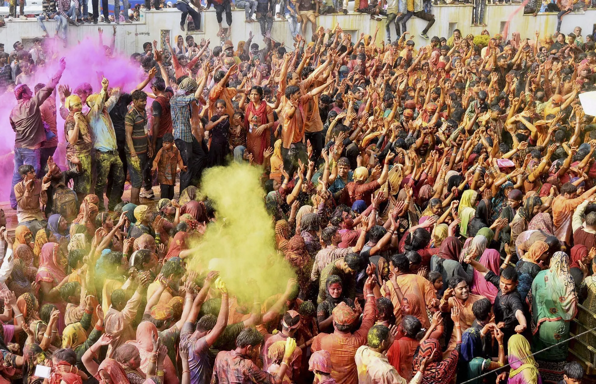 Holi 2026 : देशभर में होली की धूम, राष्ट्रपति व पीएम मोदी समेत इन नेताओं ने देशवासियों को दी शुभकामनाएं