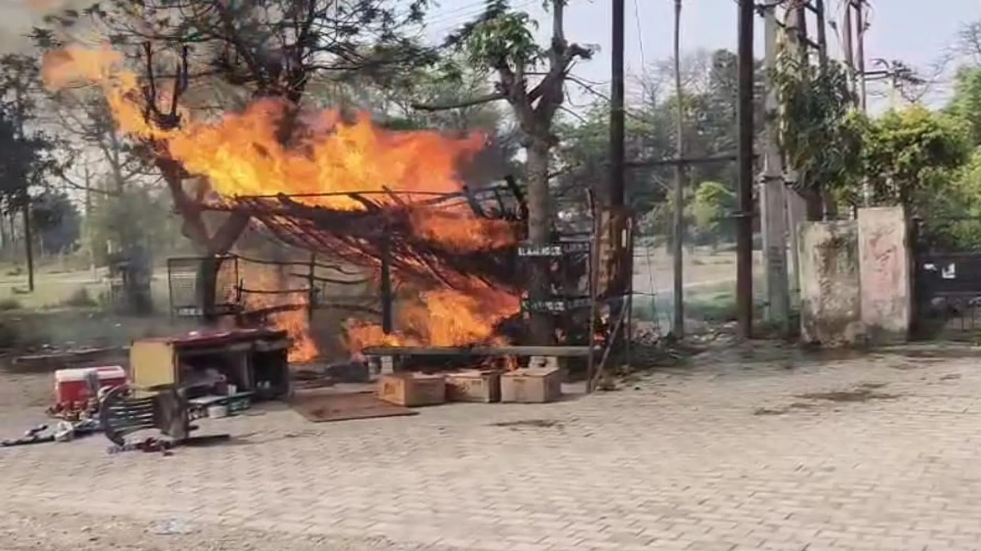 Bareilly : चाय की दुकान पर फेंकी जलती सिगरेट, धूं-धूं कर जली दुकान खाक