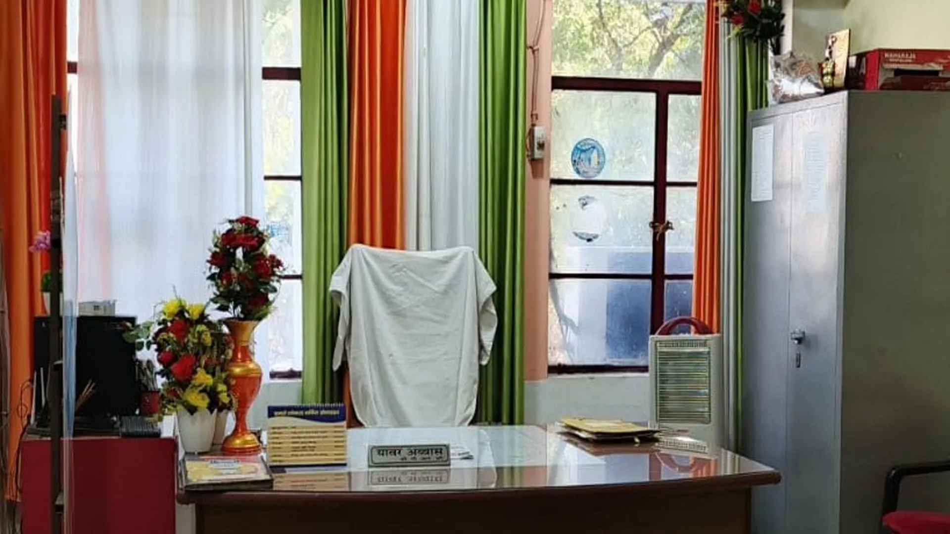 UP: कर्मचारियों और अधिकारियों की नहीं उतरी होली की खुमारी