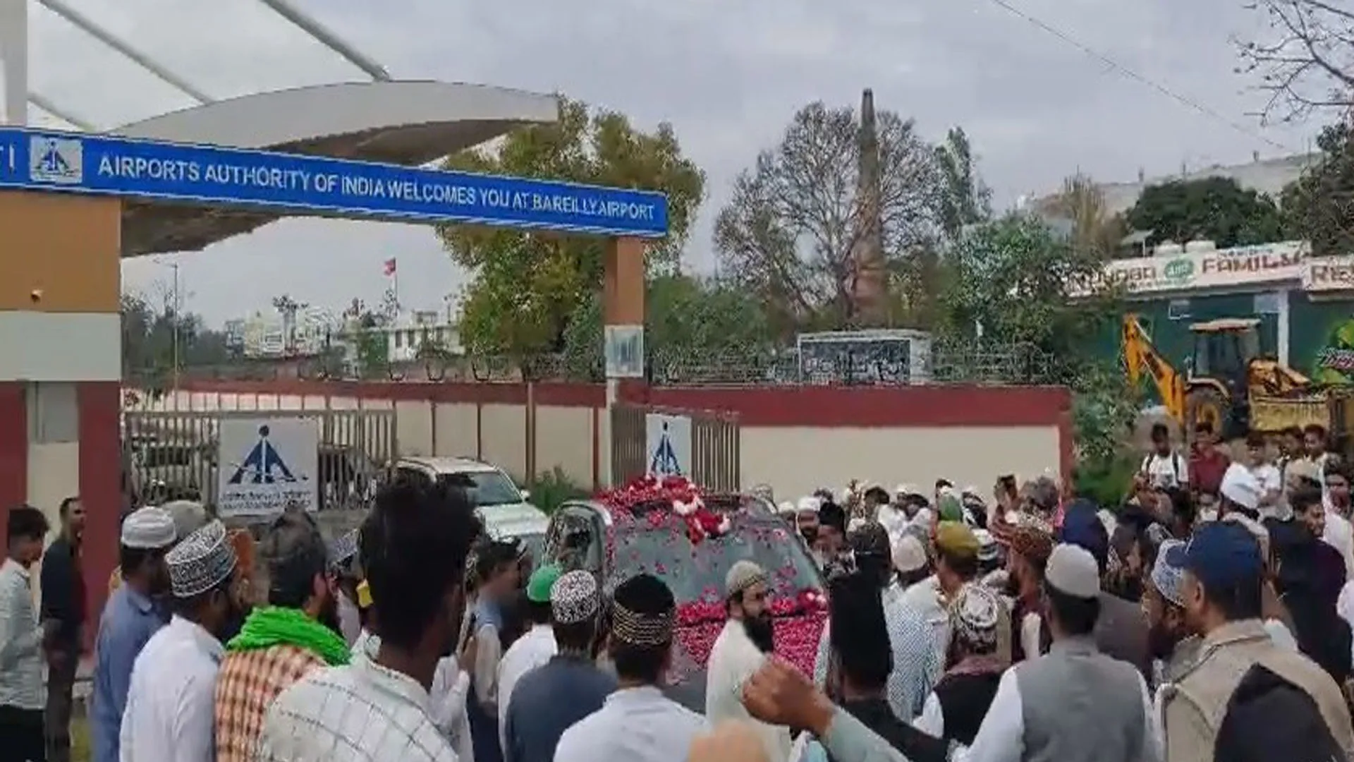 Bareilly : शहर लौटने पर काजी-ए-हिंदुस्तान का जोरदार स्वागत, आते ही दरगाह पर दी हाजिरी