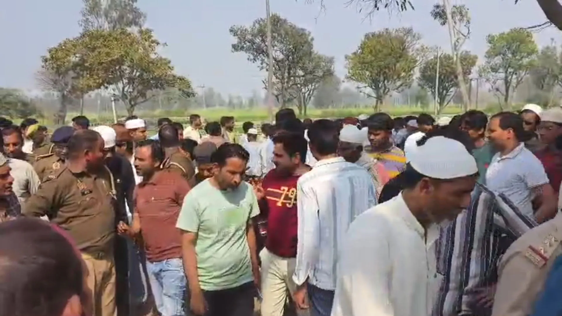 Moradabad: शरारती तत्वों ने तोड़ी कब्रिस्तान की दीवार , ग्रामीणों में फैला आक्रोश