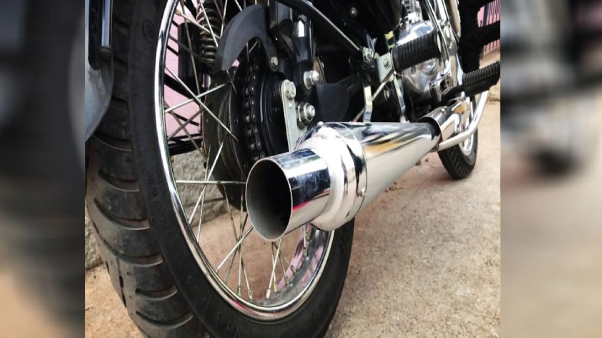 Bareilly: ऑटो पार्ट्स की दुकानों पर छापे, 15 मॉडीफाइड साइलेंसर जब्त