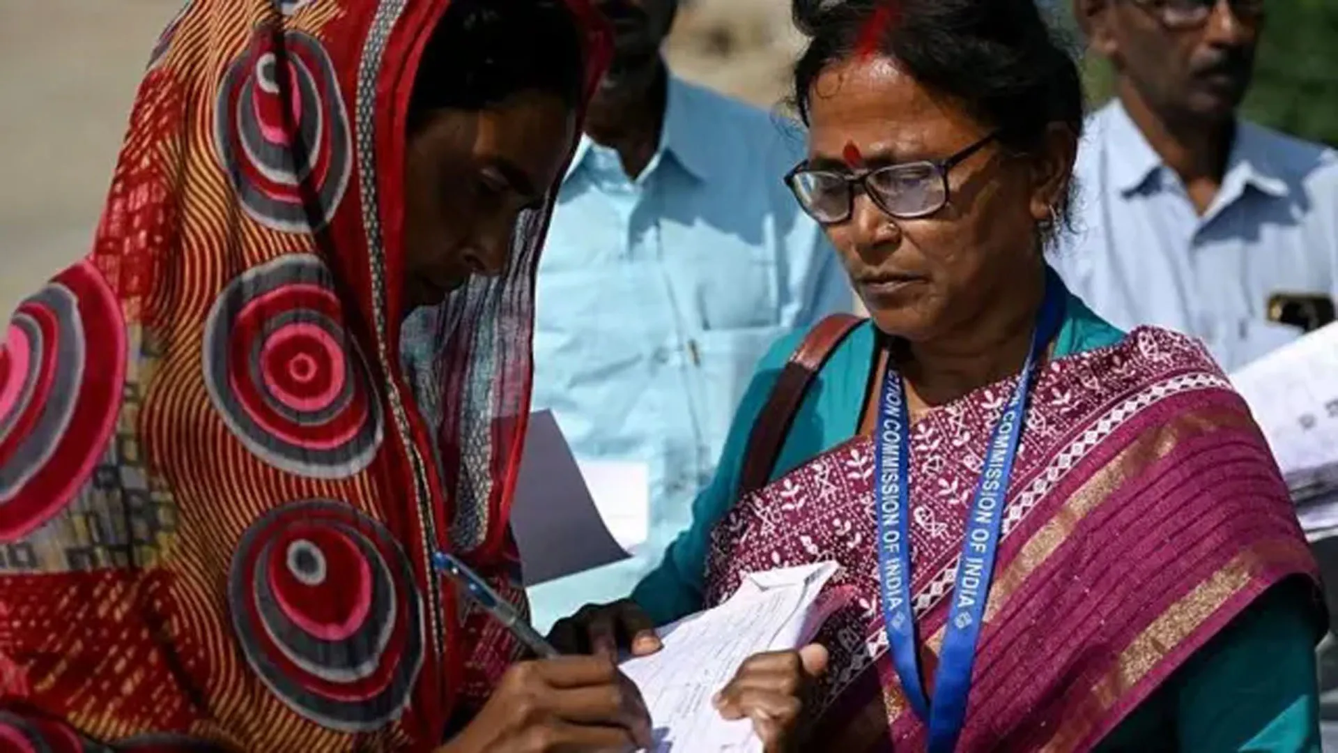 Moradabad: अब बीएलओ के पाले में एसआईआर प्रक्रिया, फार्मों की मैपिंग में पारदर्शिता के निर्देश