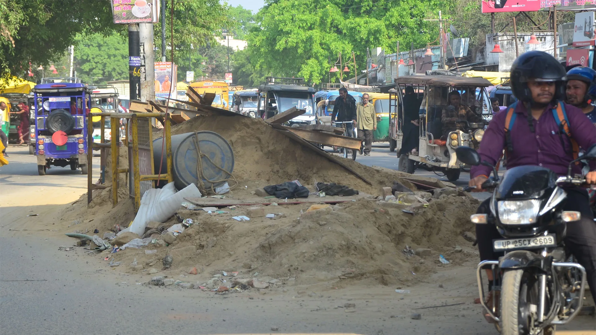 Bareilly: श्यामंगज चौराहे पर ''मुश्किलों का ढेर''...लोग धूल फांकने को हुए मजबूर