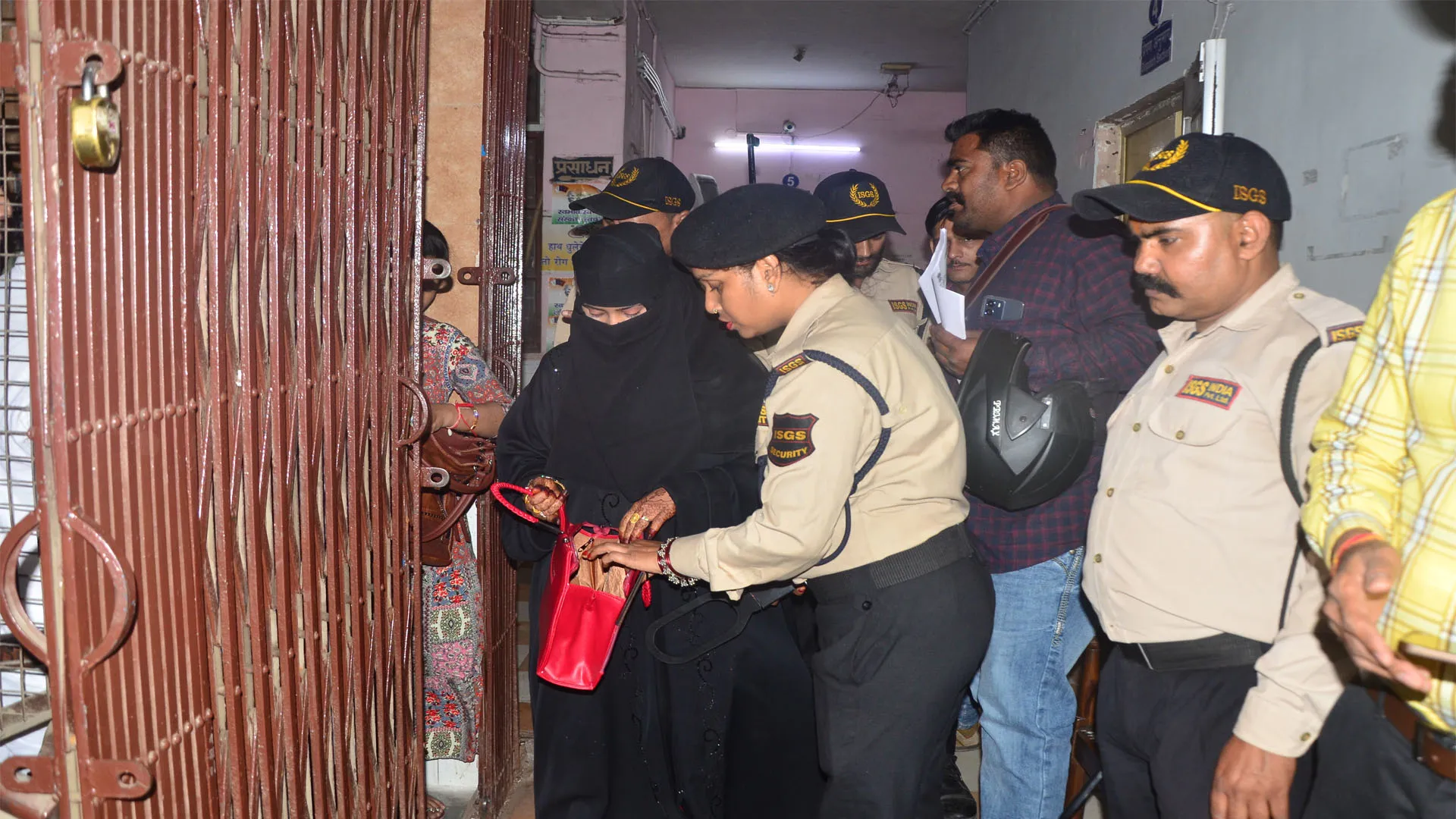 Bareilly : दहशत के 120 मिनट...मारे बम के निकला दम ! सायरन की गूंज से सहम गए आवेदक 