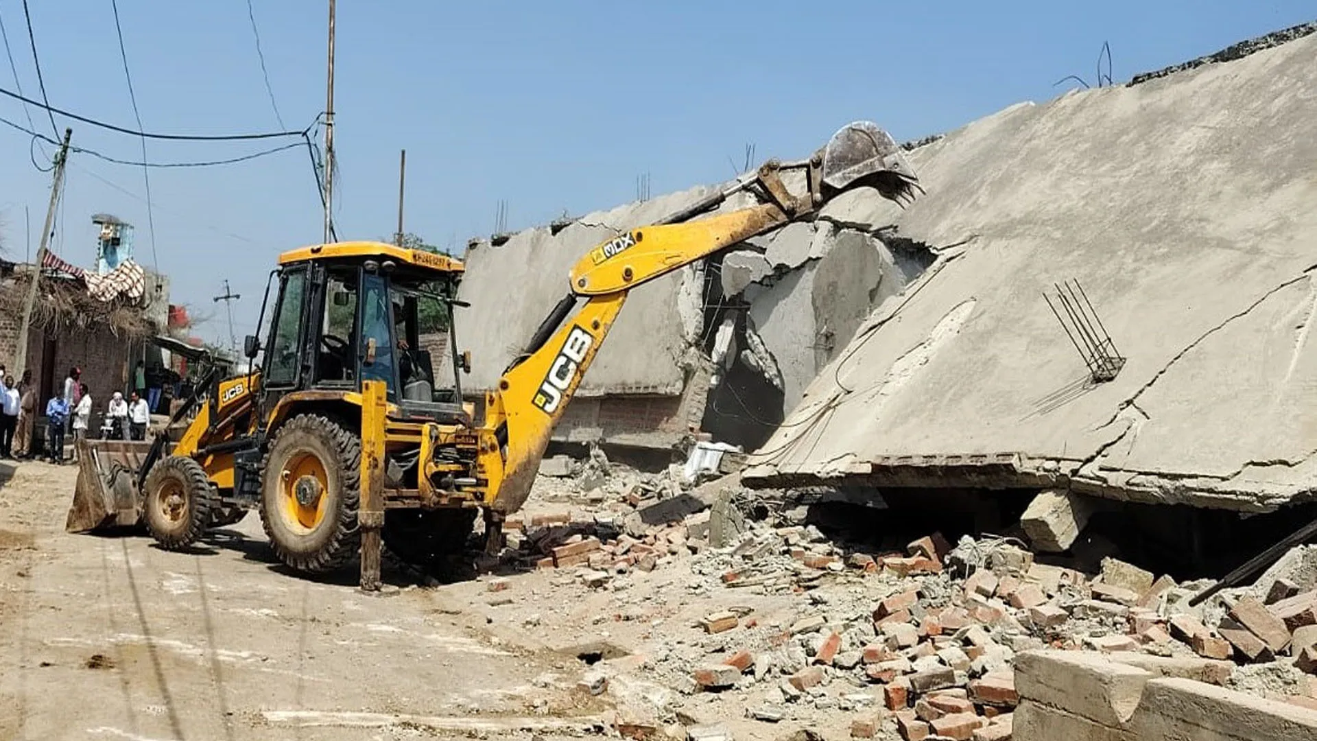 दोहरा हत्याकांड: हत्यारोपी अजय प्रताप सिंह की 11 दुकानें जमींदोज, 52 दुकानों पर होनी है कार्रवाई