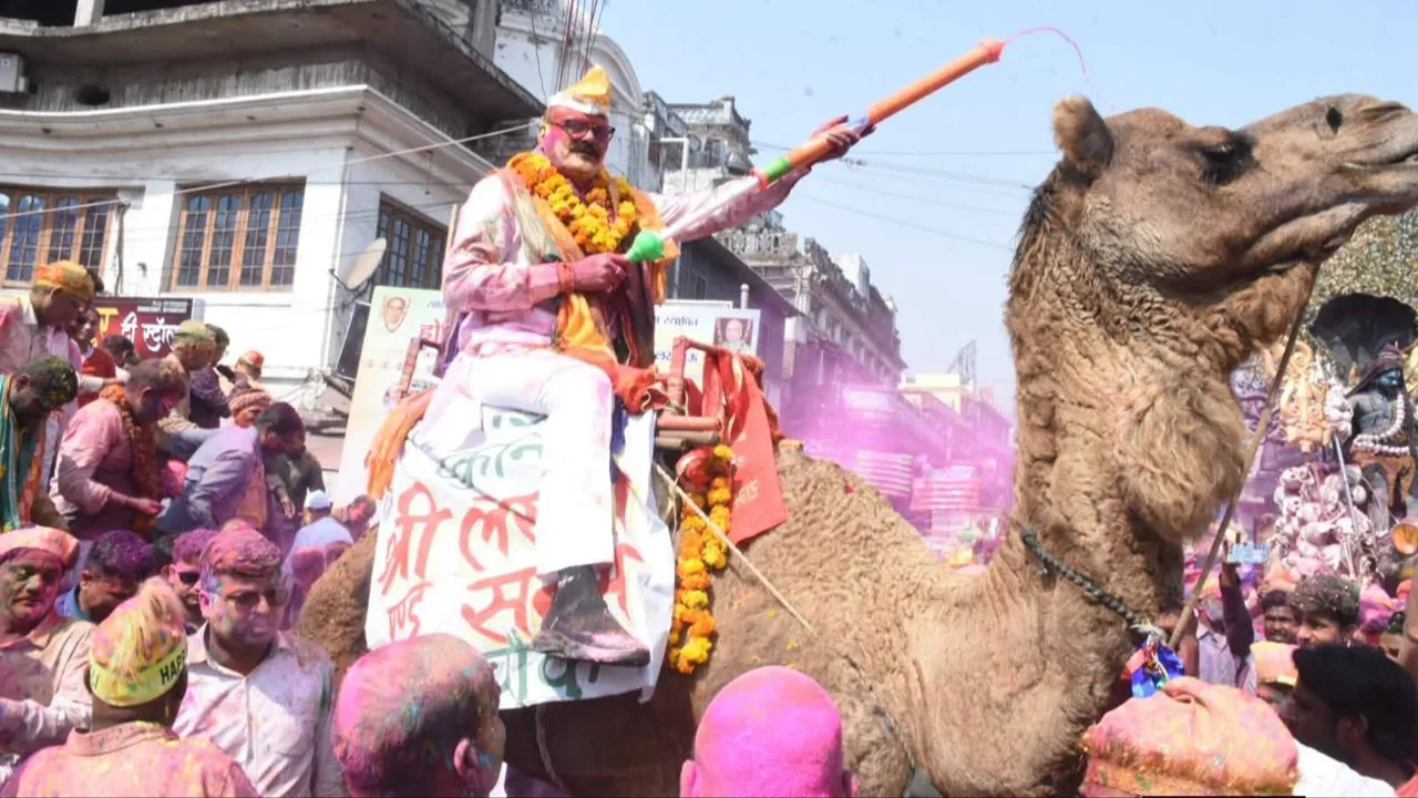 लखनऊ : चौक में दिखी पिचकारी से रंगों की जंग! ऊंट पर सवार ब्रजेश पाठक तो खुली जिप्सी में बैठक कर दिनेश शर्मा ने खेली होली