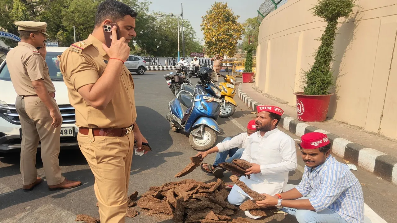 लखनऊ : गैस सिलेंडर संकट के बीच सपाइयों ने उपले बांट कर जताया विरोध