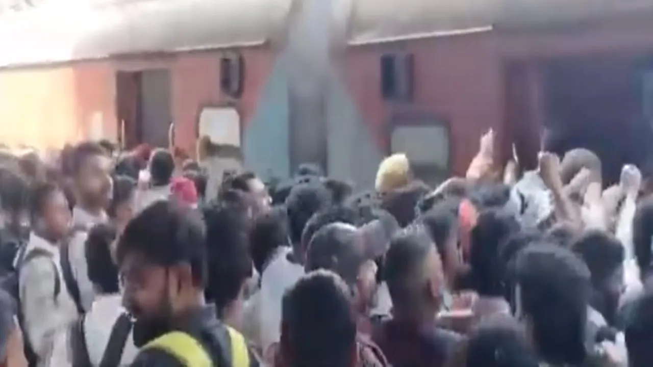कानपुर सेंट्रल स्टेशन पर परीक्षार्थियों की भीड़ देख यात्रियों ने अंदर से लॉक किए  दरवाजे, जमकर हुआ हंगामा