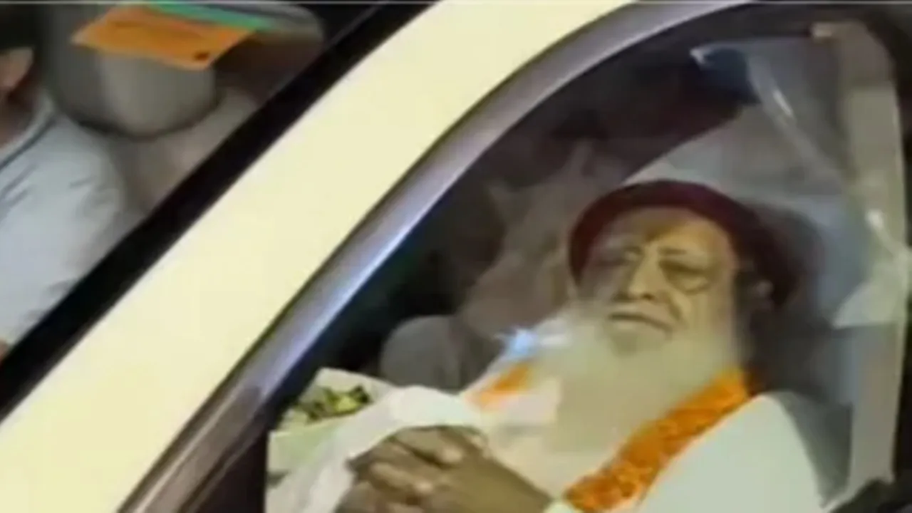 आसाराम ने बाबा विश्वनाथ के दरबार में लगाई हाजिरी, वीआईपी व्यवस्था देने पर उठे सवाल 