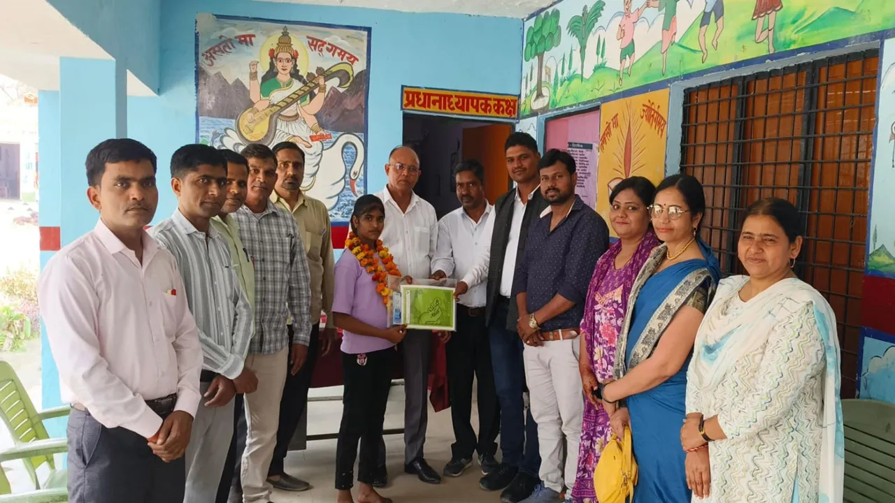 बाराबंकी : मेधावी छात्राओं का पुरस्कार व फूल मालाओं से हुआ अभिनंदन