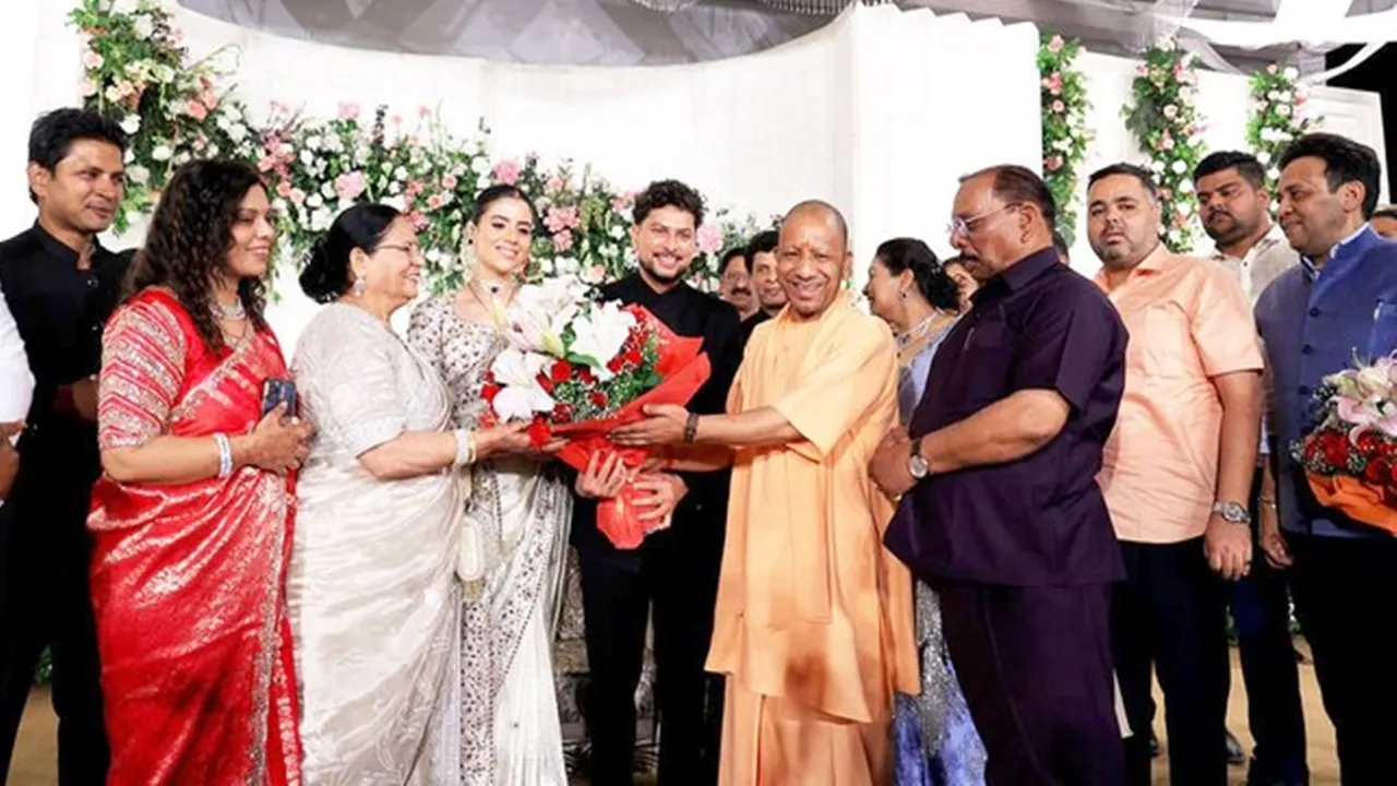 क्रिकेटर कुलदीप यादव के रिसेप्शन में पहुंचे सीएम योगी, बुके देकर दिया आशीर्वाद