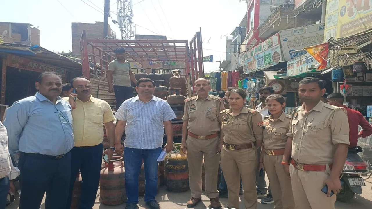 कानपुर : गैस की कालाबाजारी रोकने के लिए तीन ठिकानों पर एक साथ छापा, 38 सिलेंडर बरामद