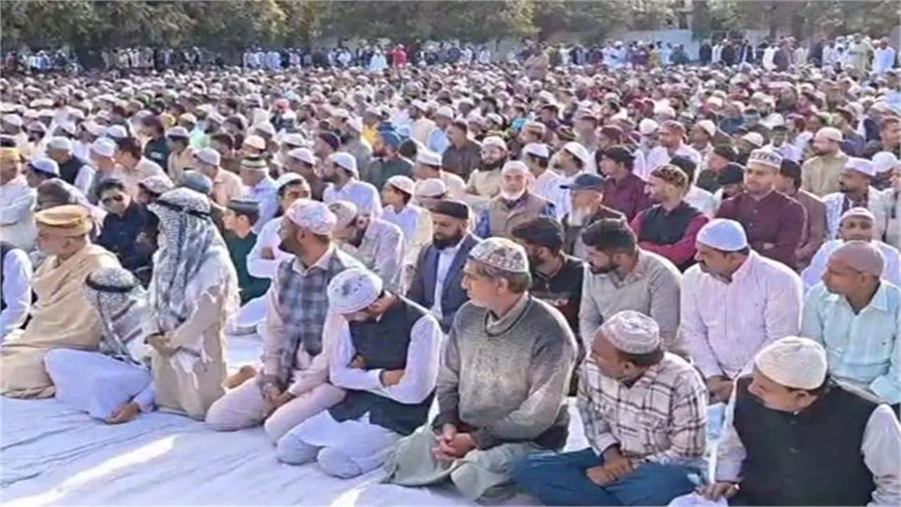 कश्मीर में उत्साह-उमंग के साथ मनाई गई ईद, जामा मस्जिद में नमाज की नहीं दी गई अनुमति